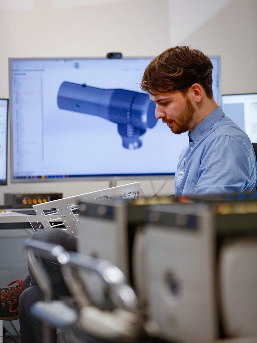 Jaron werkt aan een 3D-model op een groot scherm
